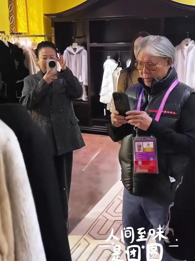 霍震霆哈尔滨逛商场疑给郭晶晶挑外套太有心！孙子孙女都有礼物(图2)