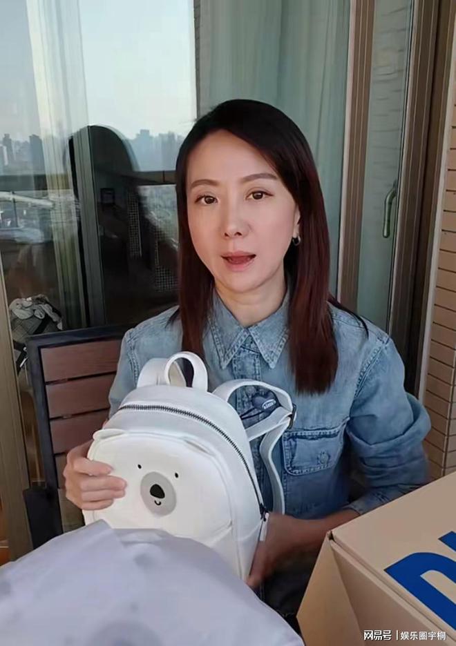 王阳妻子近照曝光42岁高斯脸蛋保养很好但颈纹略深显老(图4)
