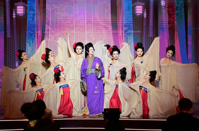 《中国汉服之夜》启幕！刘欣、李子柒、戴荃、者来女着汉服惊艳亮相(图2)